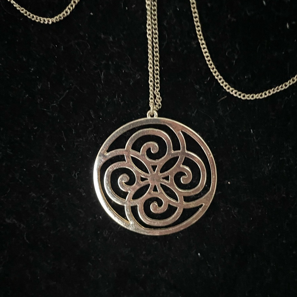 Elegant Gold Pendant Necklace